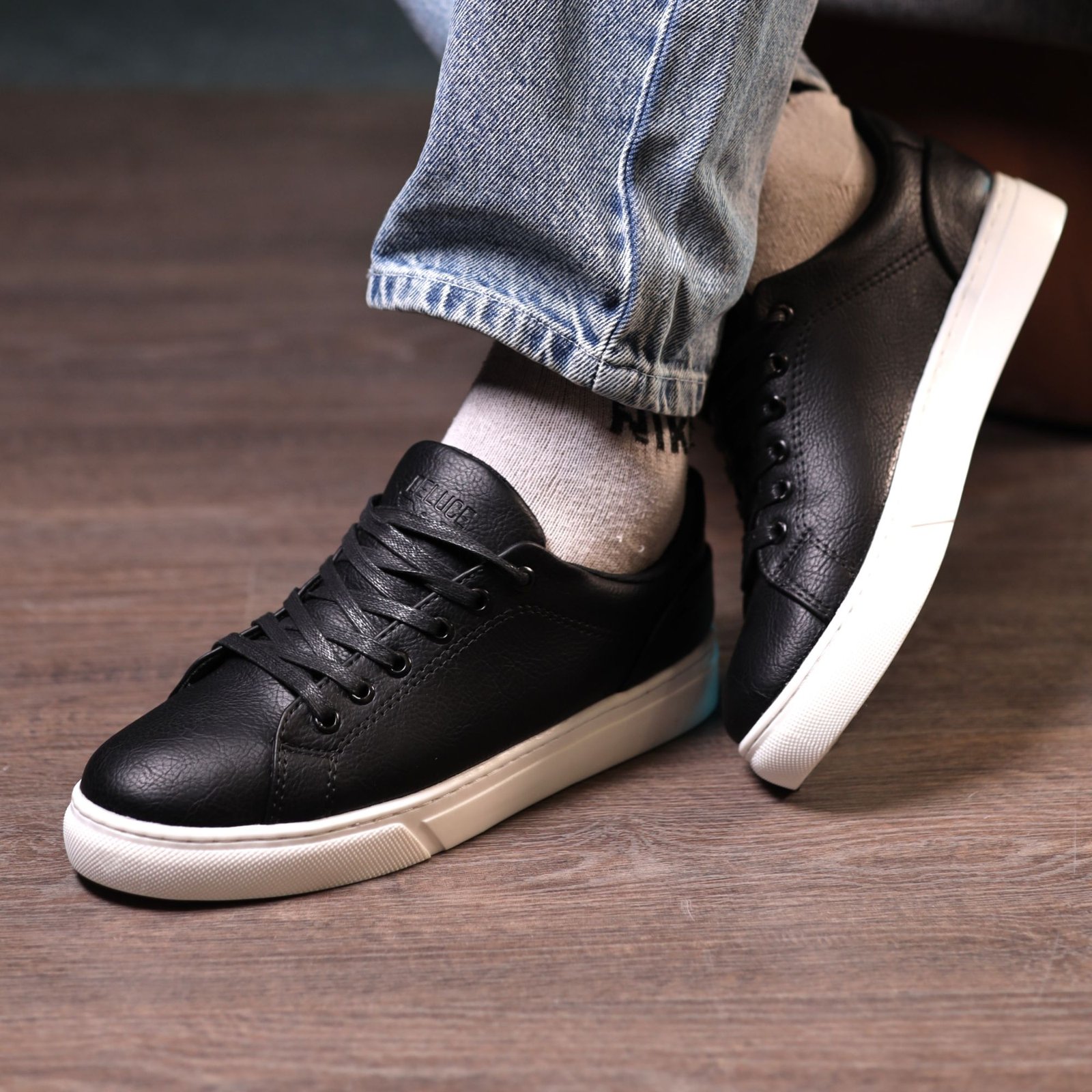 صورة المنتج - اسود فلات جلد فاخر PM1100